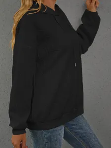 Schwarzer Damen Kapuzenpullover mit langen Ärmeln und 3D geprägtem Buchstabenmuster.