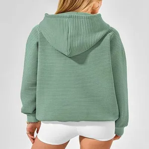 Vue détaillée d'un sweat à capuche côtelé vert de dos avec une texture douce et confort.