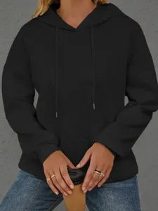 Schwarzer Kapuzenpullover mit geprägtem Buchstabenmuster und langen Ärmeln für Herbst.