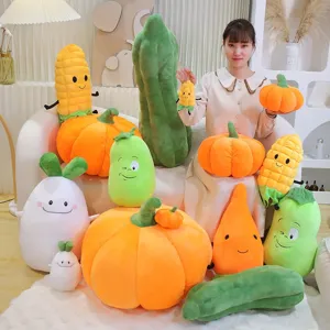 Cojín de peluche de verduras de simulación con diseños sonrientes de maíz, calabaza y zanahoria.