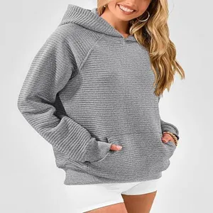 Vue détaillée du sweat à capuche élégant en tricot gaufré gris avec manches longues et poche.