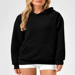 Vue détaillée du sweat-shirt à capuche noir côtelé à manches longues pour femme.