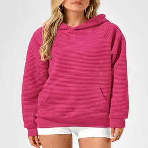 Vue détaillée du sweat à capuche rayé élégant avec poche avant et coupe confortable.