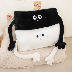 Joli oreiller en peluche longue de dessin animé avec des bras et des jambes drôles pour lit ou canapé.