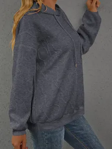 Damen lässiger oversized Langarm Kapuzenpullover mit Allover Prägebuchstaben in dunklem Grau.