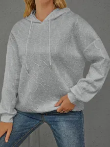 Detailansicht des grauen Hoodies mit 3D-Präge-Buchstaben, gemütlichem Kapuzen-Langarmdesign.