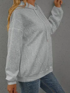 Lässiger grauer Damen Kapuzenpullover mit 3D geprägtem Logo Text, langen Ärmeln und bequemer Passform.