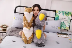 Jolies peluches assises de renard tibétain et bec-en-sabot, poupées d'animaux doux.