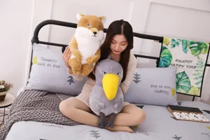 Joli jouet en peluche douce poupée assise mignonne pour décoration de chambre