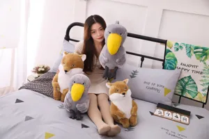 Scène de vie détaillée montrant des peluches de bec-en-sabot et de renard sur un lit douillet.