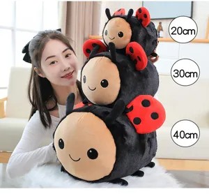 Detailed view of stacked ladybug plush toys in 20cm 30cm 40cm sizes with model showcase.