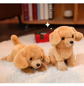 Detailansicht von süßem Plüsch Hund, weiches Kuscheltier Welpe für Kinderzimmer und Dekoration.