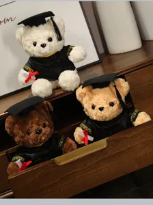 Gedetailleerd overzicht van schattige afstudeer-teddyberen in zwarte toga's en hoeden.