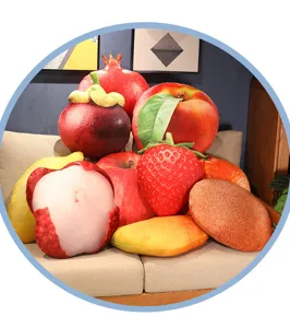 Gros plan de coussins en peluche de fruits mignons avec texture douce, parfaits pour le canapé.