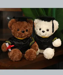 Pluche afstudeer teddybeer knuffel in toga en baret, leuk cadeau voor geslaagden.
