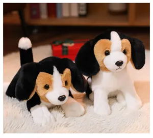 Detailansicht von niedlichen Beagle Plüschtier Set, weiche Kuscheltiere für Kinder und Zimmerdeko.