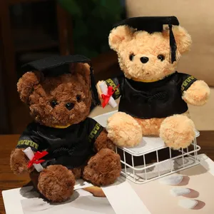 Schattige afstudeer teddybeer pluche knuffel met doctorhoed en toga, perfect studentencadeau.