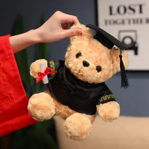 Schattige afstudeer teddybeer pluche speelgoed met doctorhoed als geweldig studentencadeau.