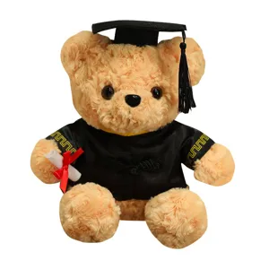 Schattige afstudeer teddybeer pluche speelgoed met afstudeerhoed en diploma voor studenten.