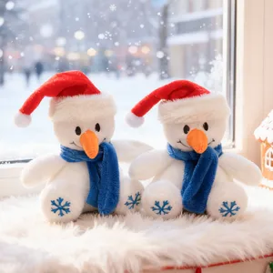 Adorable jouet en peluche de bonhomme de neige de Noël avec bonnet, décoration de vacances.