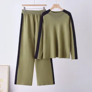 Gedetailleerd overzicht van de olijfgroene gebreide set met zwarte contrastmouwen en zachte stof.