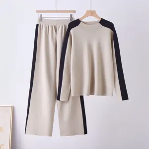 Beige gebreide trui en wijde broek set met zwarte contraststrepen, gezellige herfst outfit.