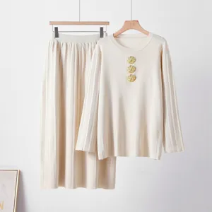 Ensemble deux pieces en tricot pour femme haut col rond boutons dores et jupe plissee elegante