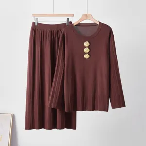 Ensemble pull en tricot marron avec boutons dorés et jupe plissée assortie pour femmes.