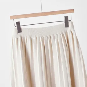 Gros plan detaille d'une jupe midi plissee elegante en tricot pour femme avec taille elastique.
