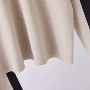 Gedetailleerde close-up weergave van de zachte coltrui met stijlvolle contrasterende strepen.