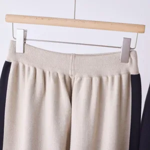 Gedetailleerd overzicht van dames tweekleurige gebreide wijde broek met elastische hoge taille.
