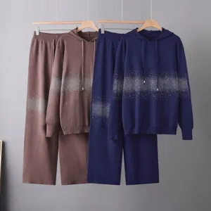 Vista dettagliata set felpa con cappuccio in maglia e pantaloni con strass sfumati.