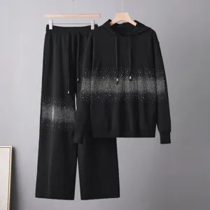 Completo tuta con felpa con cappuccio e pantaloni larghi in maglia nera con strass