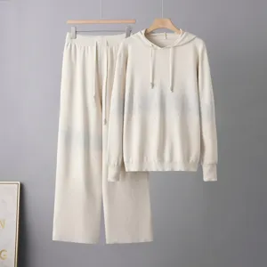 Completo maglione con cappuccio e pantaloni larghi in maglia beige con dettagli di strass.