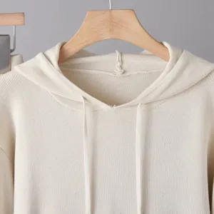 Felpa con cappuccio in maglia bianca sporca da donna, top pullover casual confortevole.