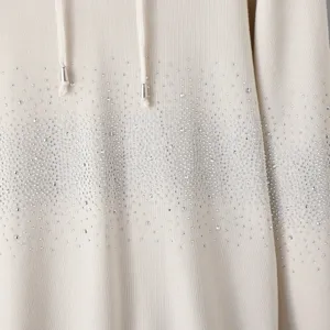 Vista dettagliata felpa con cappuccio da donna in strass con cristalli sfumati e coulisse.
