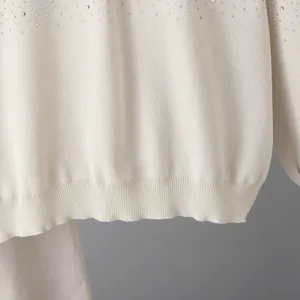 Dettaglio maglione lavorato a maglia con strass beige, elegante top autunnale da donna, chic.