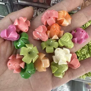 Makro-Detail von bunten 14x17mm Blumenperlen aus Muschelpulver für DIY-Haarschmuck