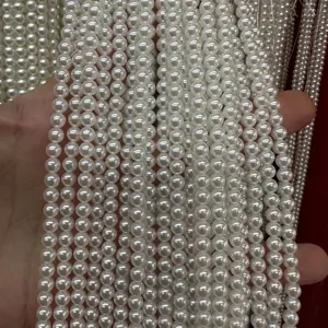 Vue détaillée de rangs de perles de coquillage blanches pour accessoires DIY