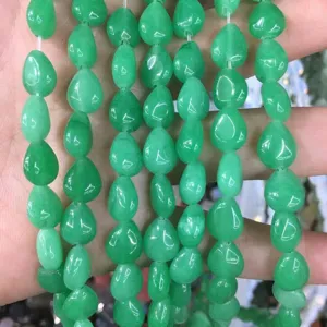 Gros plan de perles en pierre d'aventurine verte naturelle en forme de goutte pour bijoux