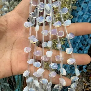 Primer plano de cuentas de opalita translúcidas en forma de gota para joyería DIY