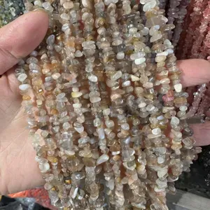 Primer plano de hilos de cuentas de piedras naturales de colores