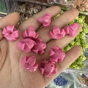 Makro-Detail von rosa Muschelpulver gepressten Blumenperlen für DIY-Schmuck
