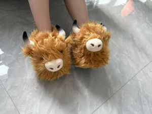 Morbide pantofole di peluche mucca con suola spessa, calde e carine per la casa in inverno.