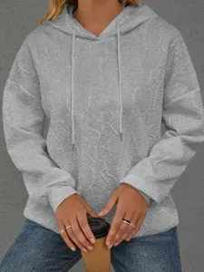 Lockerer grauer Langarm-Kapuzenpullover mit 3D-Prägebuchstaben und verstellbarer Kappe.