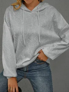 Lockerer grauer Kapuzenpullover für Damen mit einem durchgehenden geprägten Buchstabenmuster.