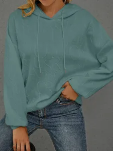 Detailansicht des stylischen Kapuzensweatshirts mit 3D-Prägung in edler Blautonfarbe.