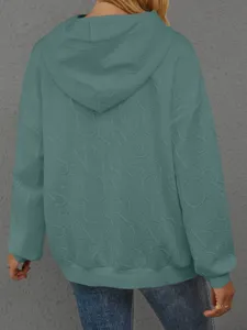Lockerer lässiger Kapuzenpullover mit 3D geprägtem Buchstabenmuster für Damen im Herbst.
