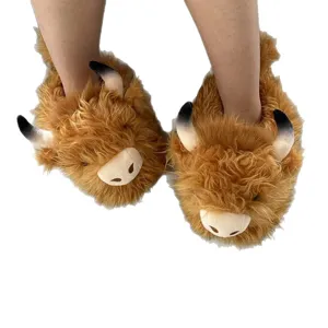 Pantofole soffici di mucca delle Highland, simpatiche scarpe calde invernali di peluche.