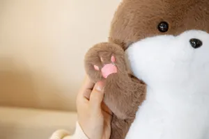 Schattige bruine otter pluche speelgoed detail close-up, zacht knuffelkussen voor kinderkamer.